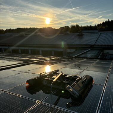 Reinigung von Solar-Dachanlagen mit Solarcleano Roboter