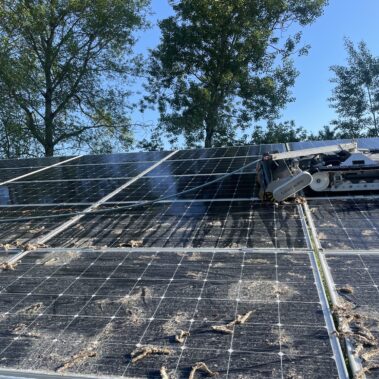 Stark verschmutzte Photovoltaikmodule mit Ablagerungen und SolarCleano Reinigungsroboter im Einsatz.