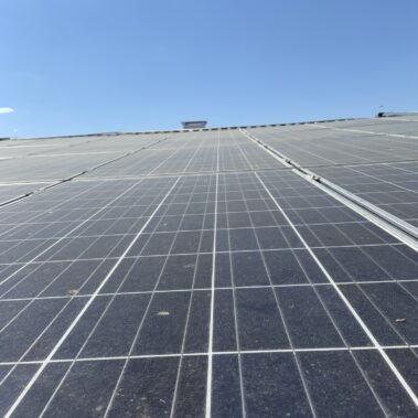 Nahaufnahme einer Photovoltaikanlage mit sichtbaren Verschmutzungen auf den Solarmodulen.